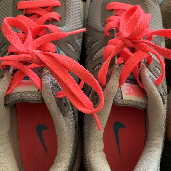 Nike Revolution 2 women’s running sneaker size 9 - Picture 3 of 7